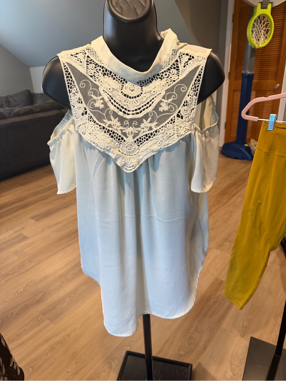 Sz M off white boutique style Lace Yoke Cold-Shoulder Blouse -l